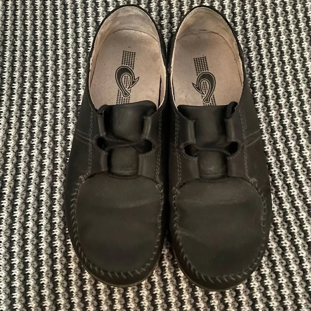 OluKai Honua black leather shoe men’s size 8, women’s 11
